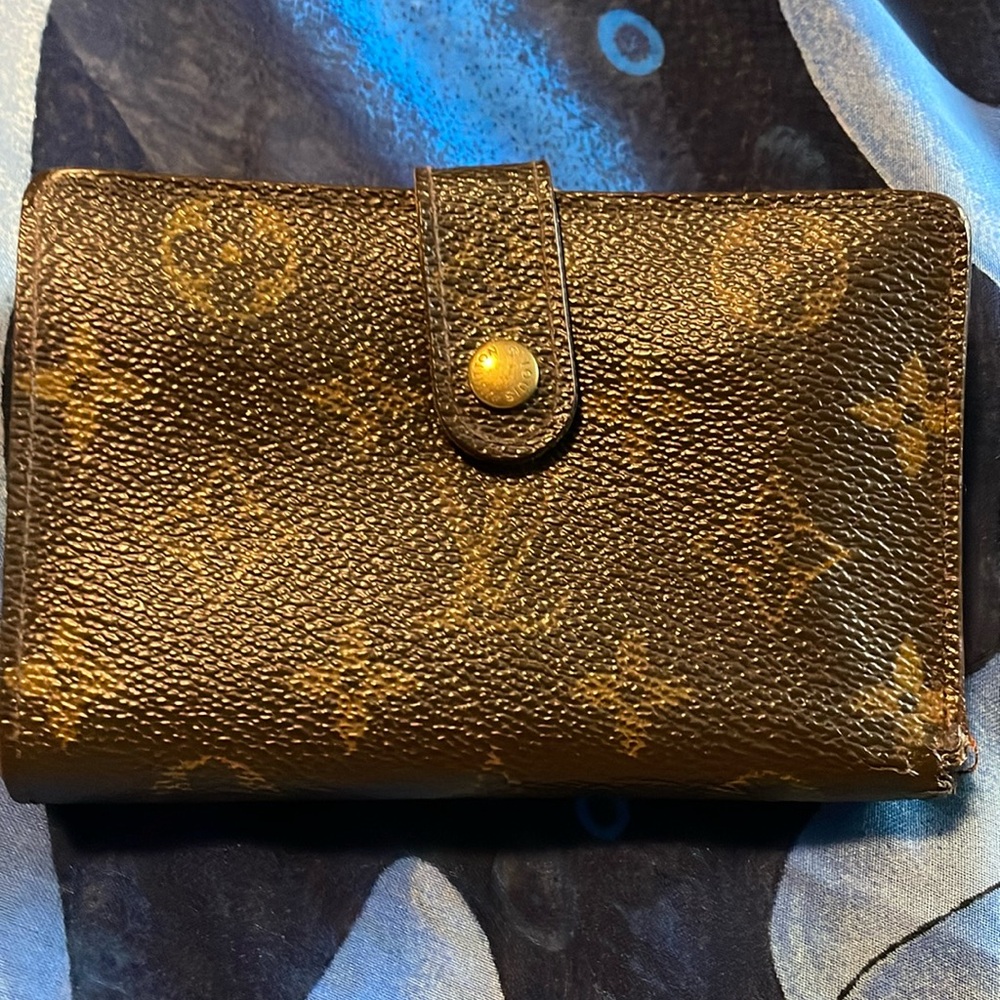 Louis Vuitton kiss lock vintage wallet.     0006 UEN